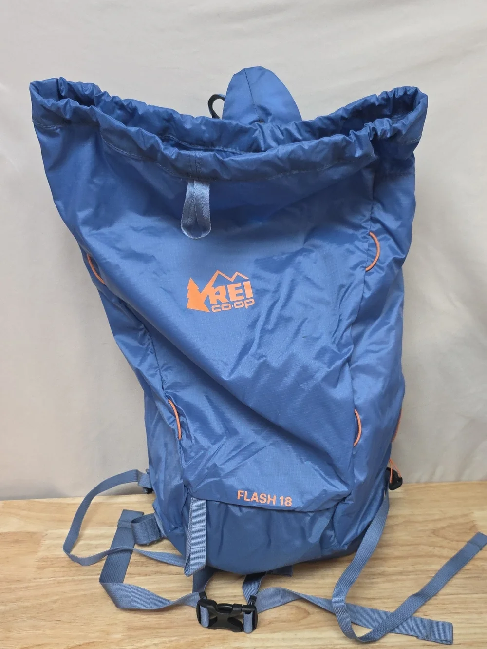 REI Flash 18 Pack in Blue with Orange Accents
